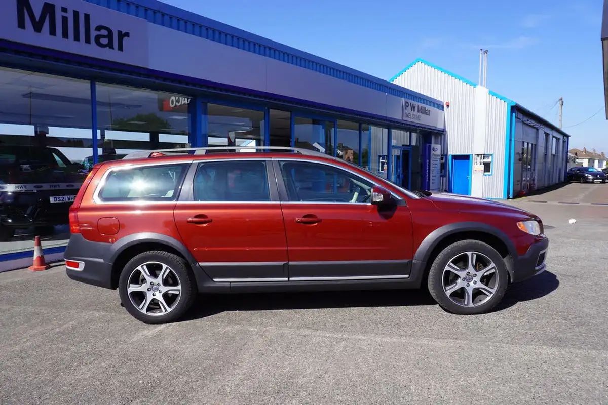 2011-volvo-xc70-24td-d5-se-lux-215bhp-geartronic-big-1