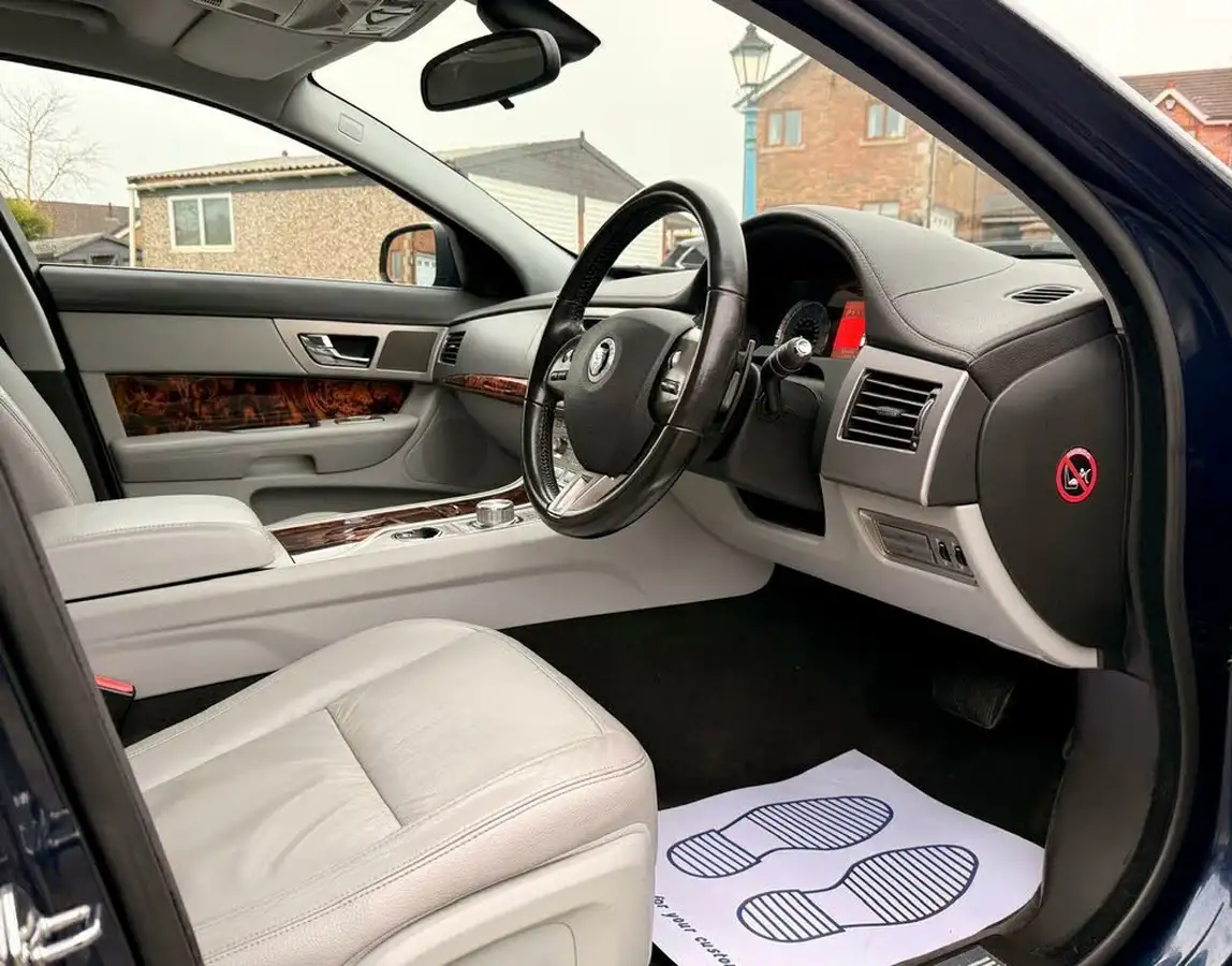 2010-jaguar-xf-30-luxury-big-17