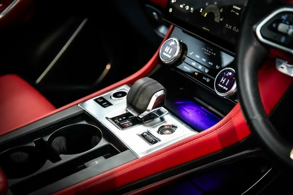 2022-jaguar-f-pace-20-d200-r-dynamic-black-big-30