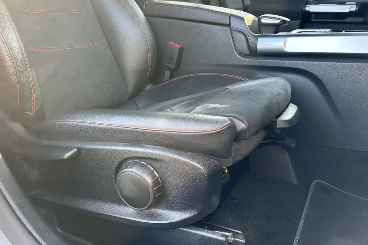 2020-mercedes-benz-glb-class-20d-glb220d-amg-line-premium-5-big-29