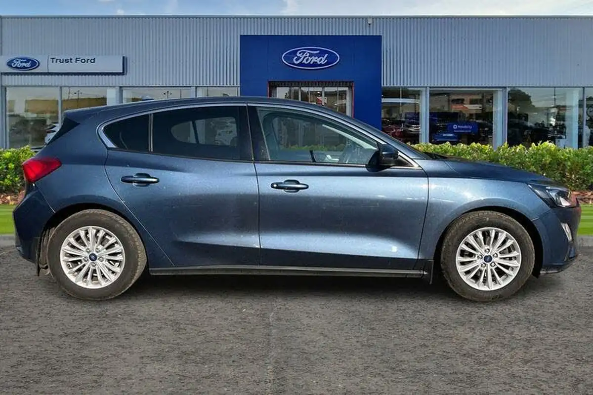 2019-ford-focus-10t-titanium-hatchback-big-2