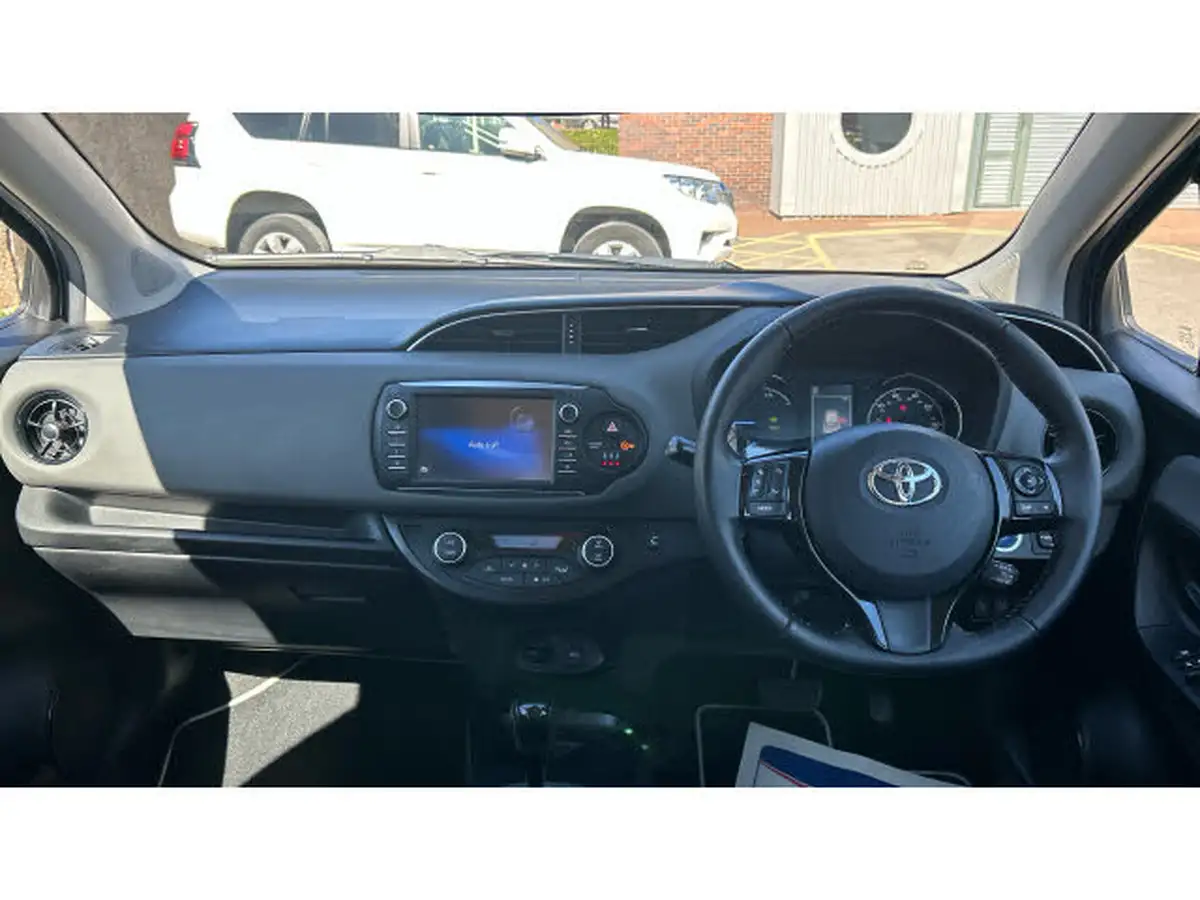 2017-toyota-yaris-15-vvt-i-icon-tech-98bhp-hybrid-1497cc-e-cvt-big-5