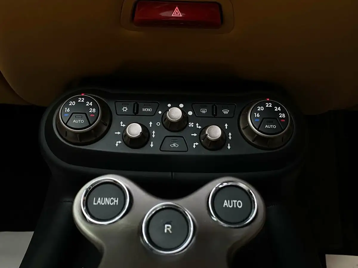 2010-ferrari-california-43-big-20