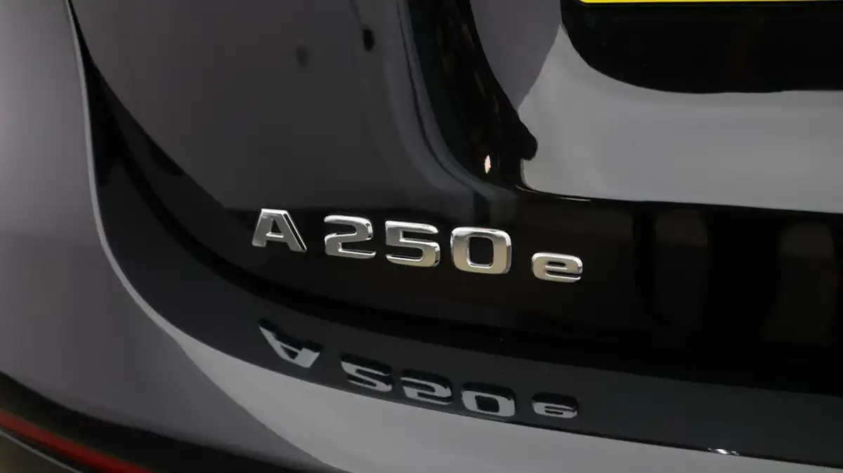 2020-mercedes-benz-a-class-13-a250e-amg-line-premium-hatchback-5d-big-19