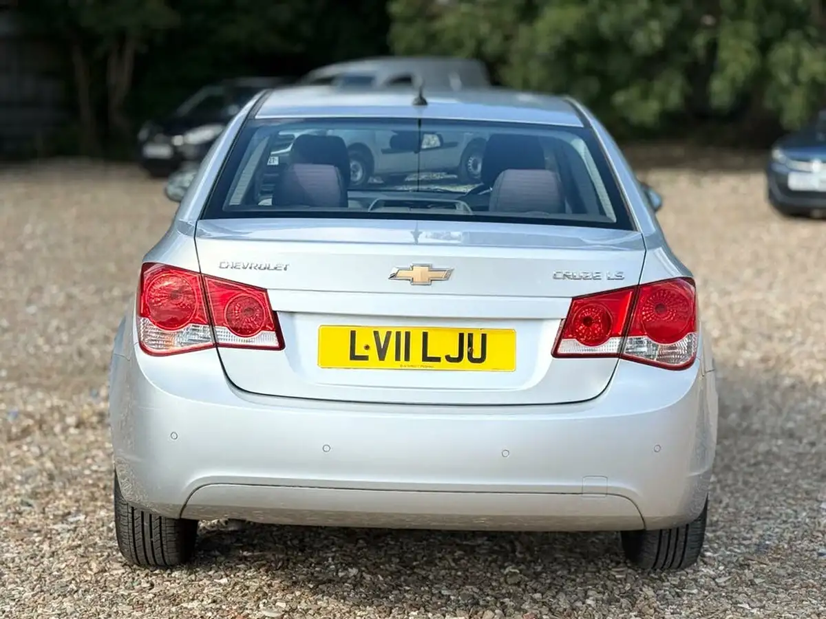 2011-chevrolet-cruze-16-ls-saloon-4d-auto-big-6
