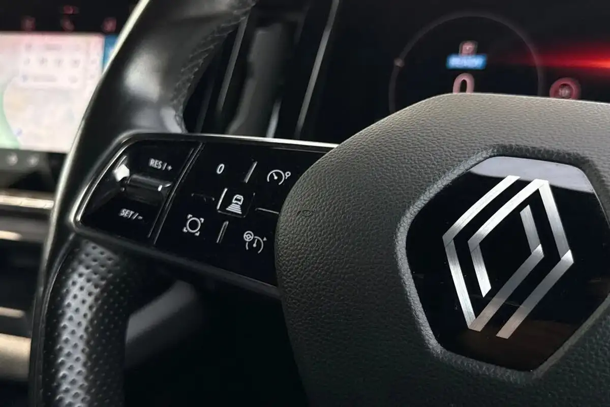 2023-renault-megane-e-tech-e-iconic-big-42