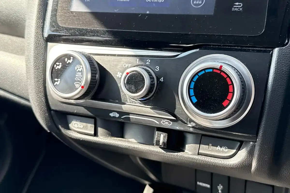 2018-honda-jazz-15-i-vtec-sport-cvt-big-17