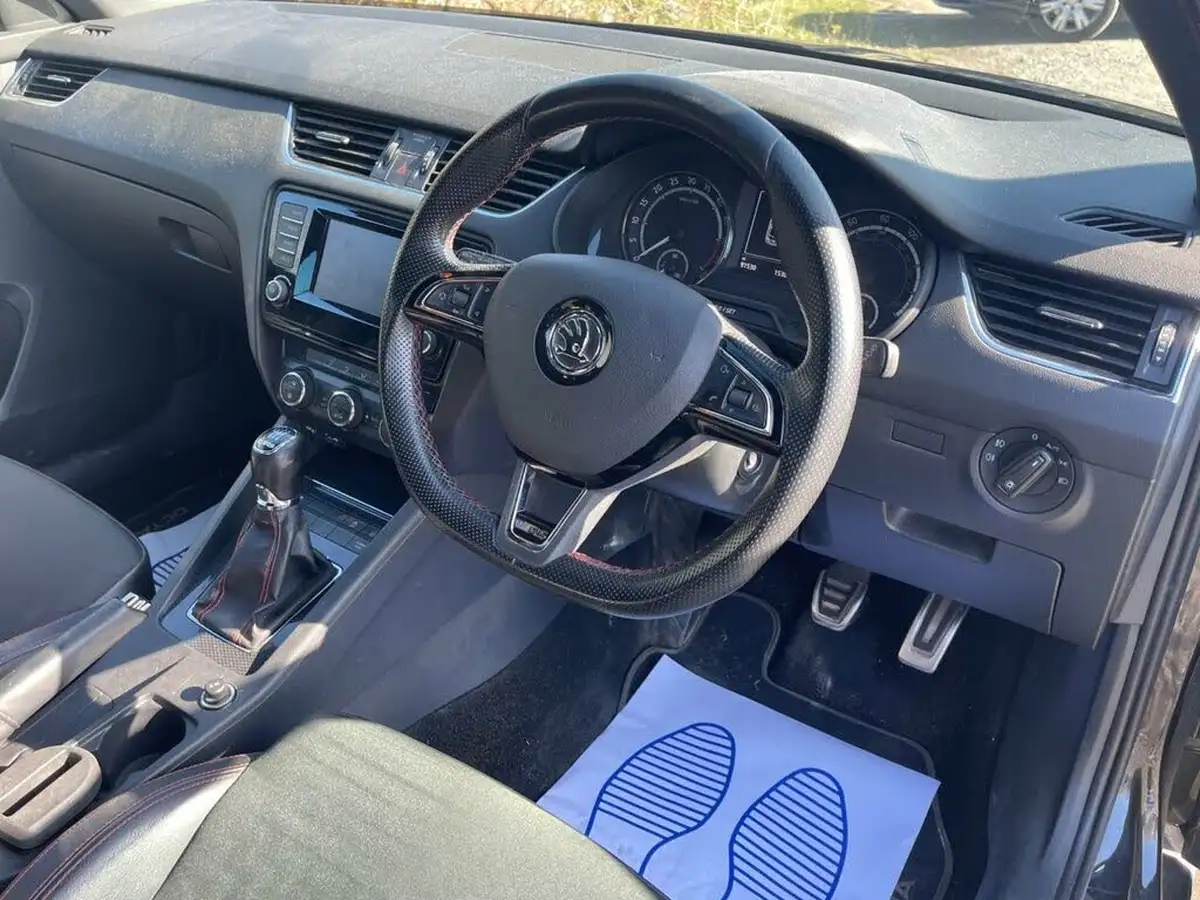 2015-skoda-octavia-20tdi-vrs-hatchback-big-3