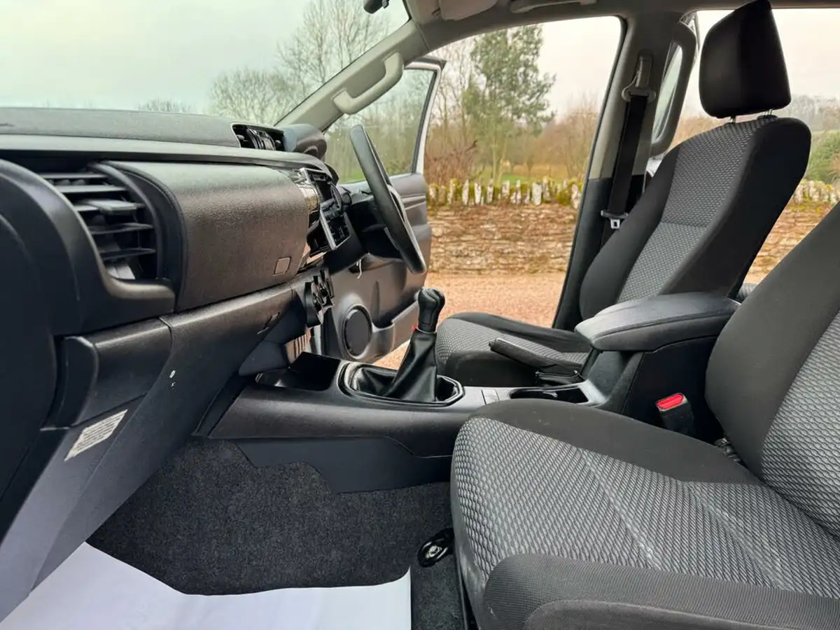 2019-toyota-hi-lux-24d-4d-active-150hpeu6dt-e-32t-double-pick-up-big-12