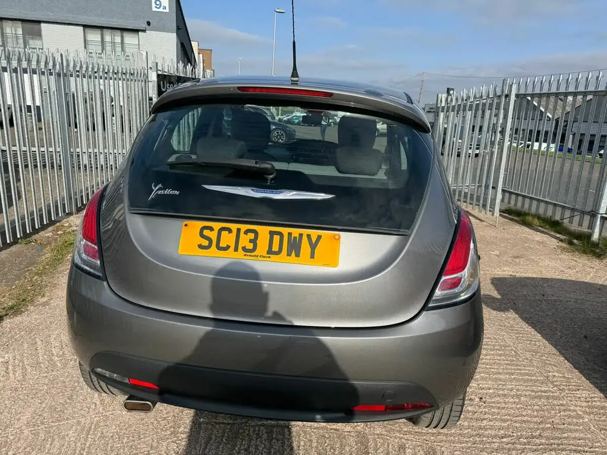 2013-chrysler-ypsilon-12-s-big-8