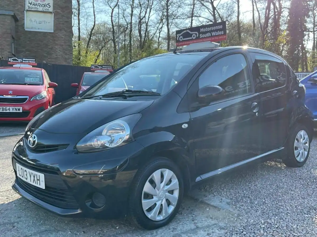 2013-toyota-aygo-10-aygo-ice-5d-big-0