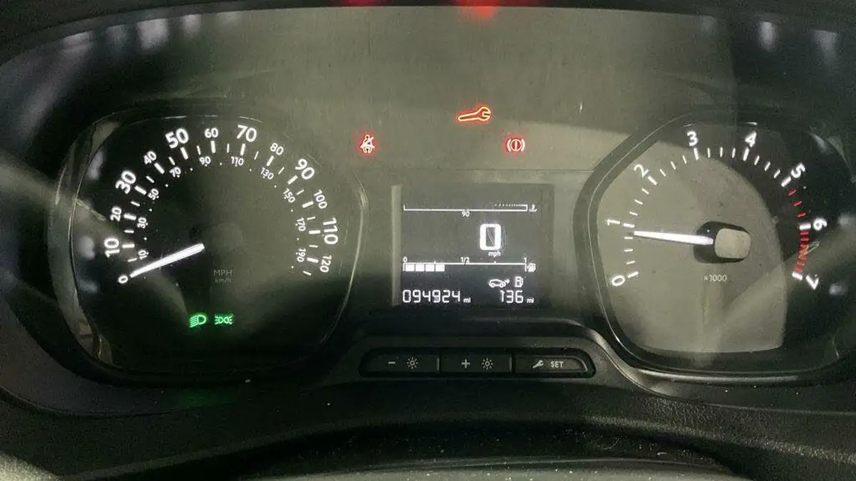 2020-toyota-proace-20d-icon-medium-120hpeu6dt-e-panel-big-5