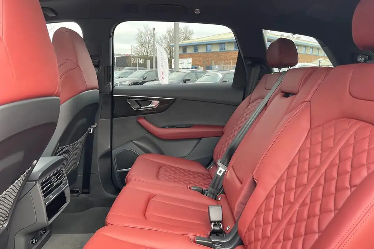 2025-audi-sq7-40-tfsi-black-edition-big-31