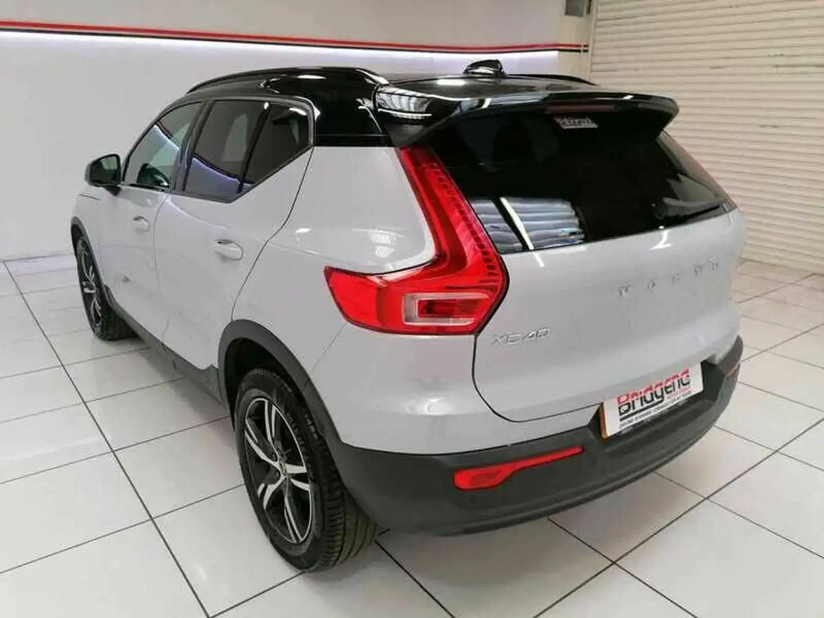 2020-volvo-xc40-15-t3-r-design-big-3