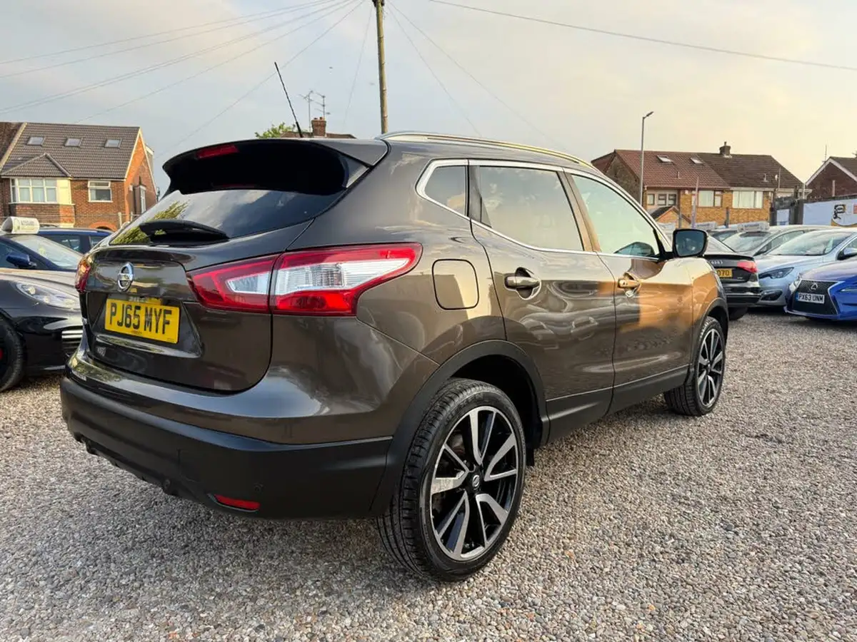 2015-nissan-qashqai-16-tekna-big-14
