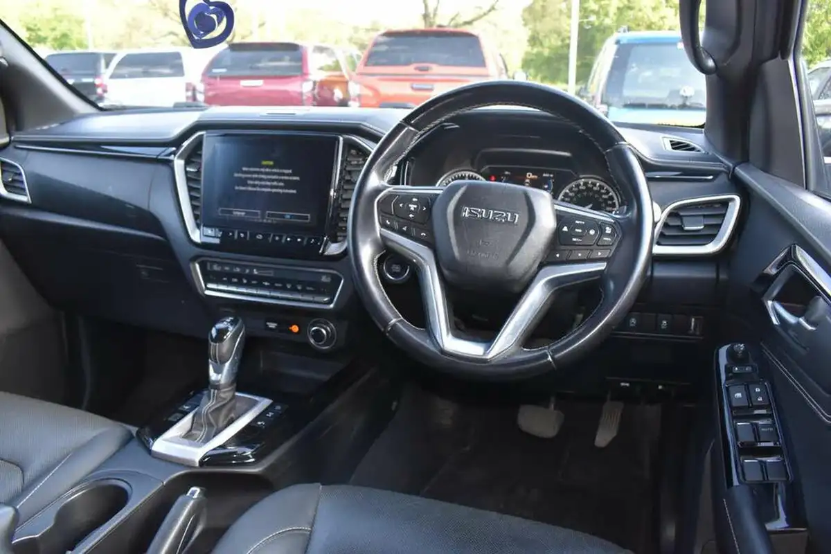 2022-isuzu-d-max-19td-v-cross-pick-up-auto-big-13