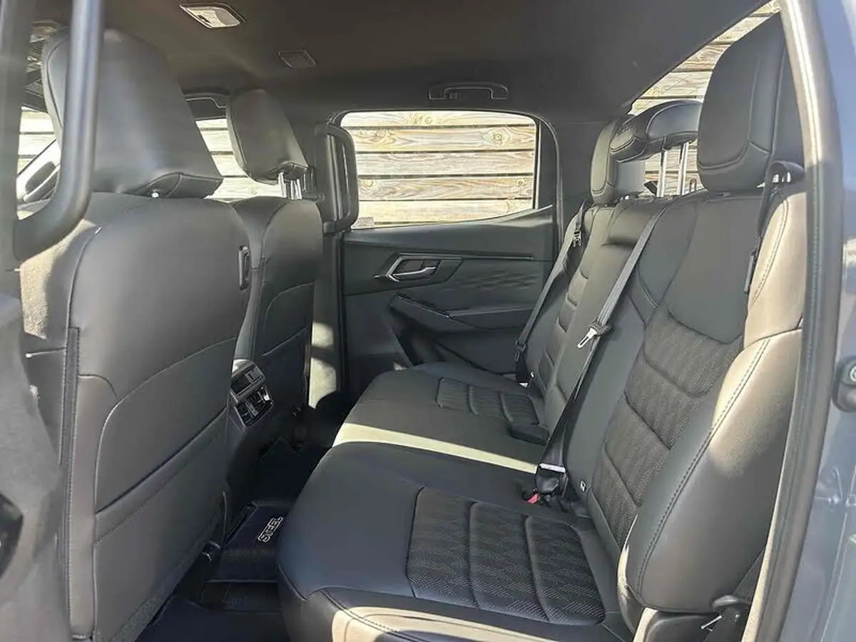2025-isuzu-d-max-19td-v-cross-steel-edition-auto-big-20