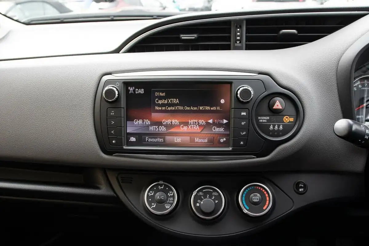 2016-toyota-yaris-133-icon-vvt-i-5d-big-21