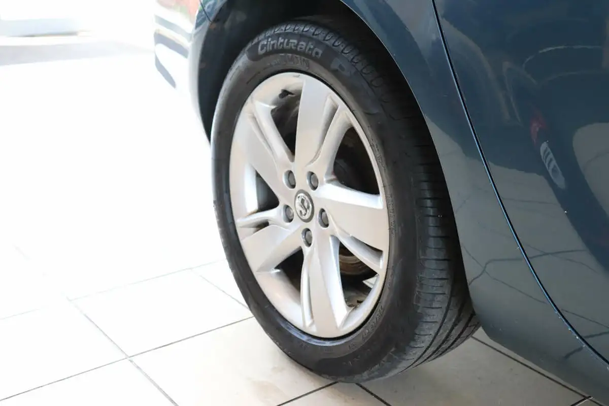2013-vauxhall-astra-20td-sri-ss-estate-big-76
