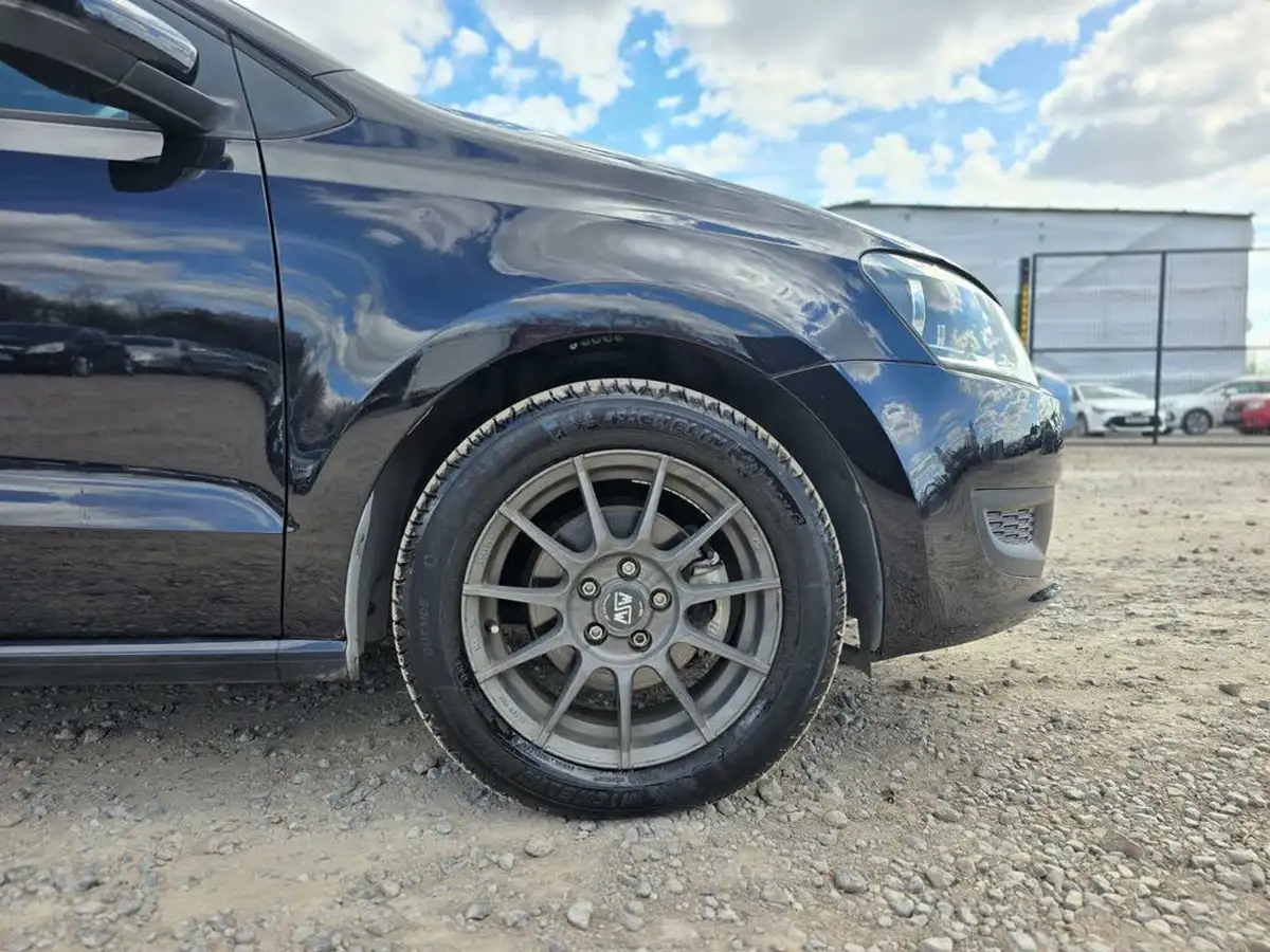 2014-volkswagen-polo-big-37