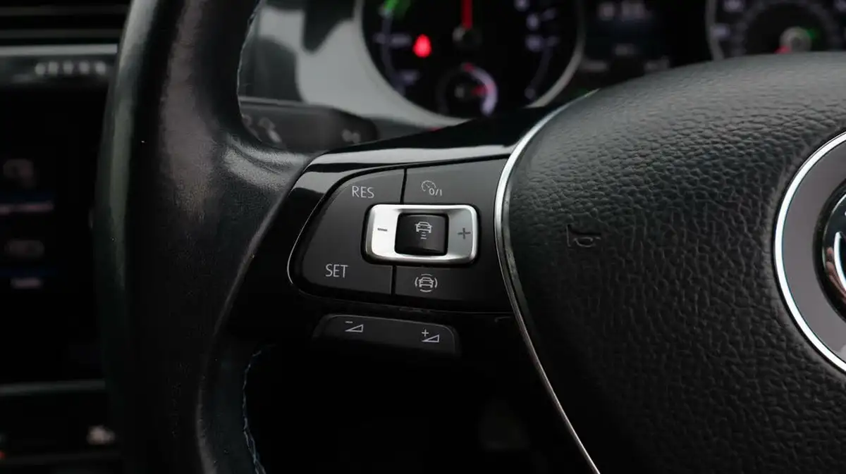 2019-volkswagen-golf-e-e-golf-big-26