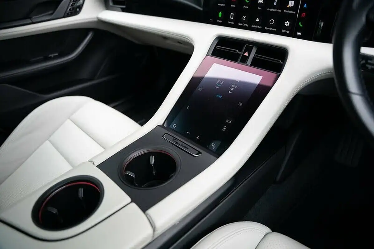 2020-porsche-taycan-e-turbo-big-37