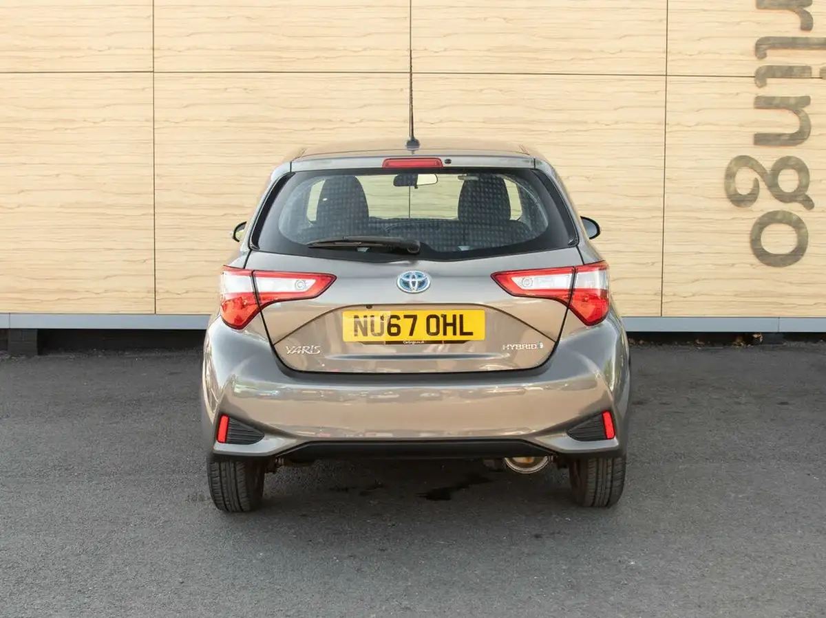 2017-toyota-yaris-15-vvt-i-icon-navi-hybrid-big-5