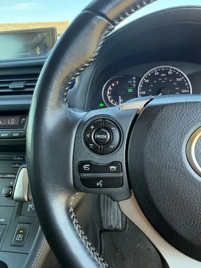 2015-lexus-ct-200h-18-advance-cvt-big-13