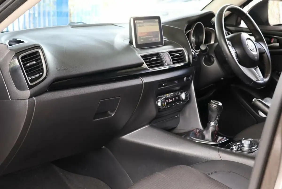 2014-mazda-mazda3-20-se-l-nav-hatchback-5d-big-10