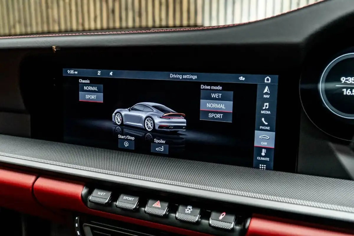 2021-porsche-911-30-carrera-4-coupe-big-36