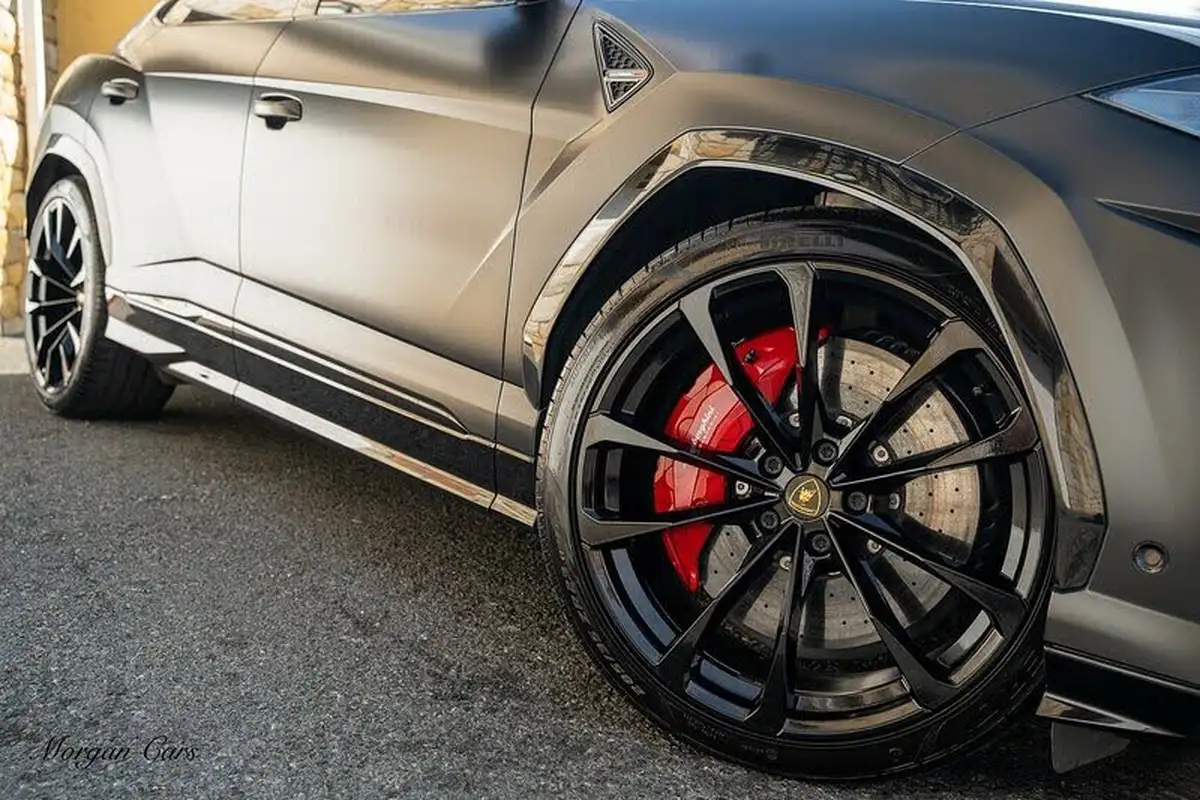 2022-lamborghini-urus-40-no-trim-big-21