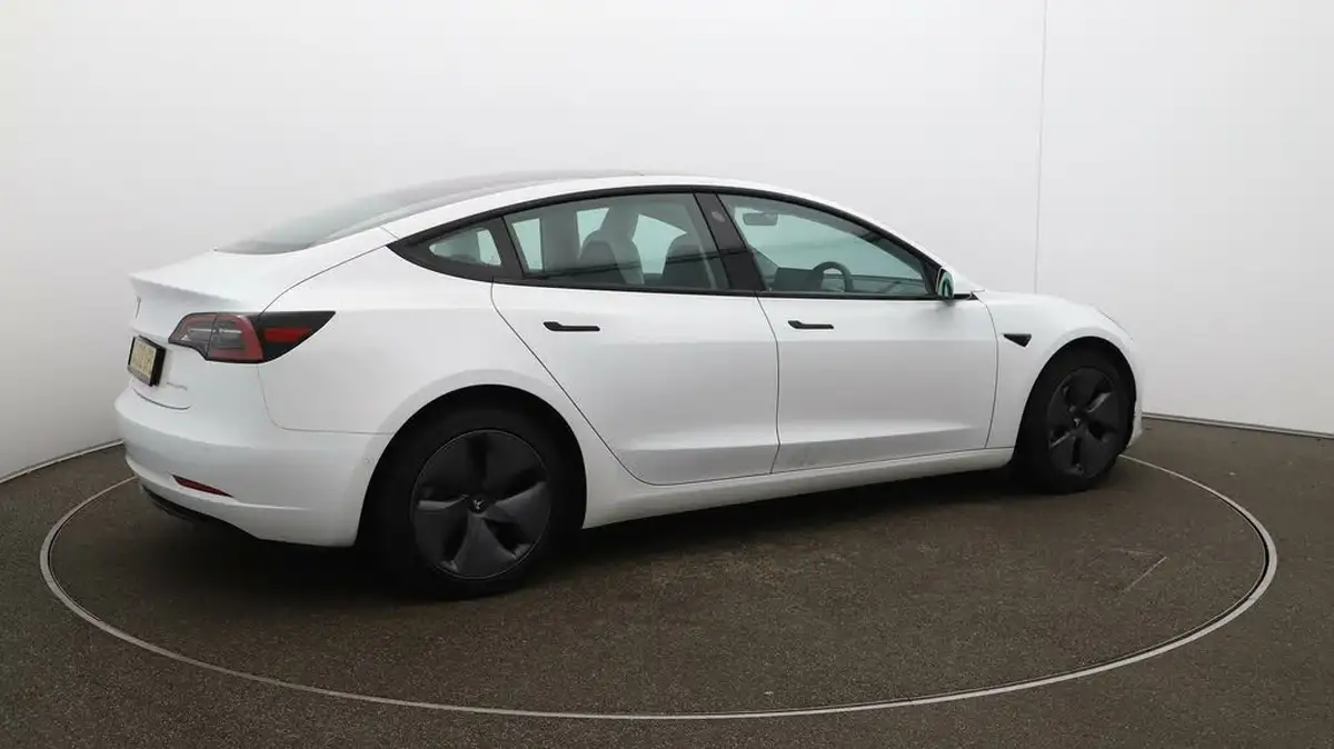 2022-tesla-model-3-e-long-range-big-51