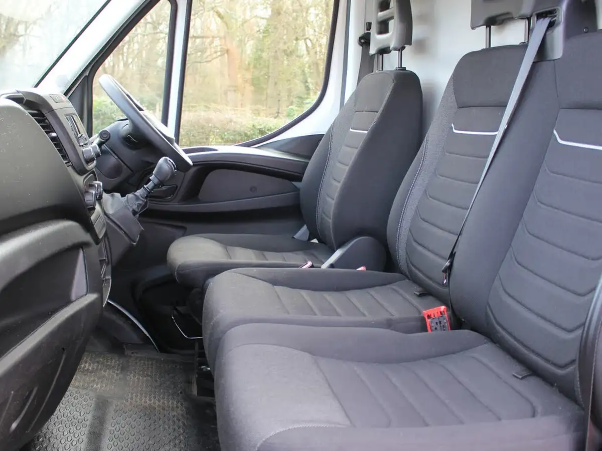 2023-iveco-daily-s-class-23td-35s14v-business-3520mm-h2-136pseu6dt-big-3