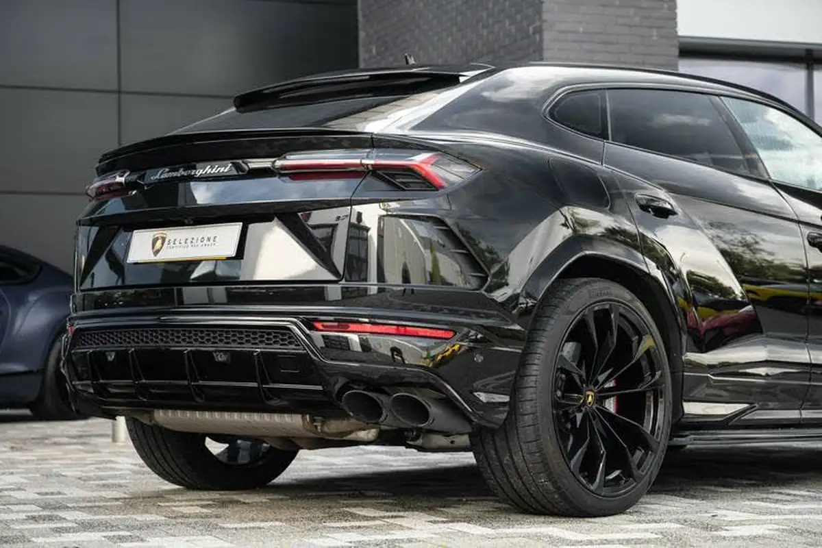 2022-lamborghini-urus-40-no-trim-big-18