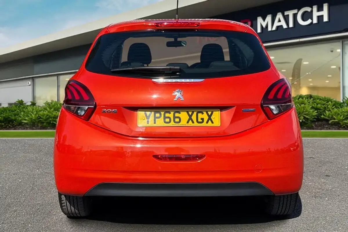 2016-peugeot-208-12-puretech-active-design-menthol-5d-big-3