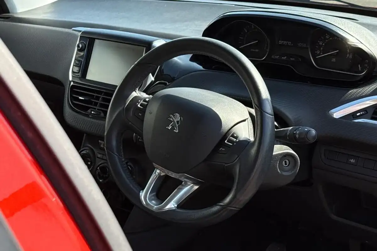 2016-peugeot-208-12-puretech-active-design-menthol-5d-big-27