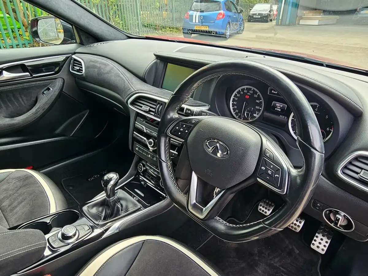 2016-infiniti-q30-15d-sport-big-9