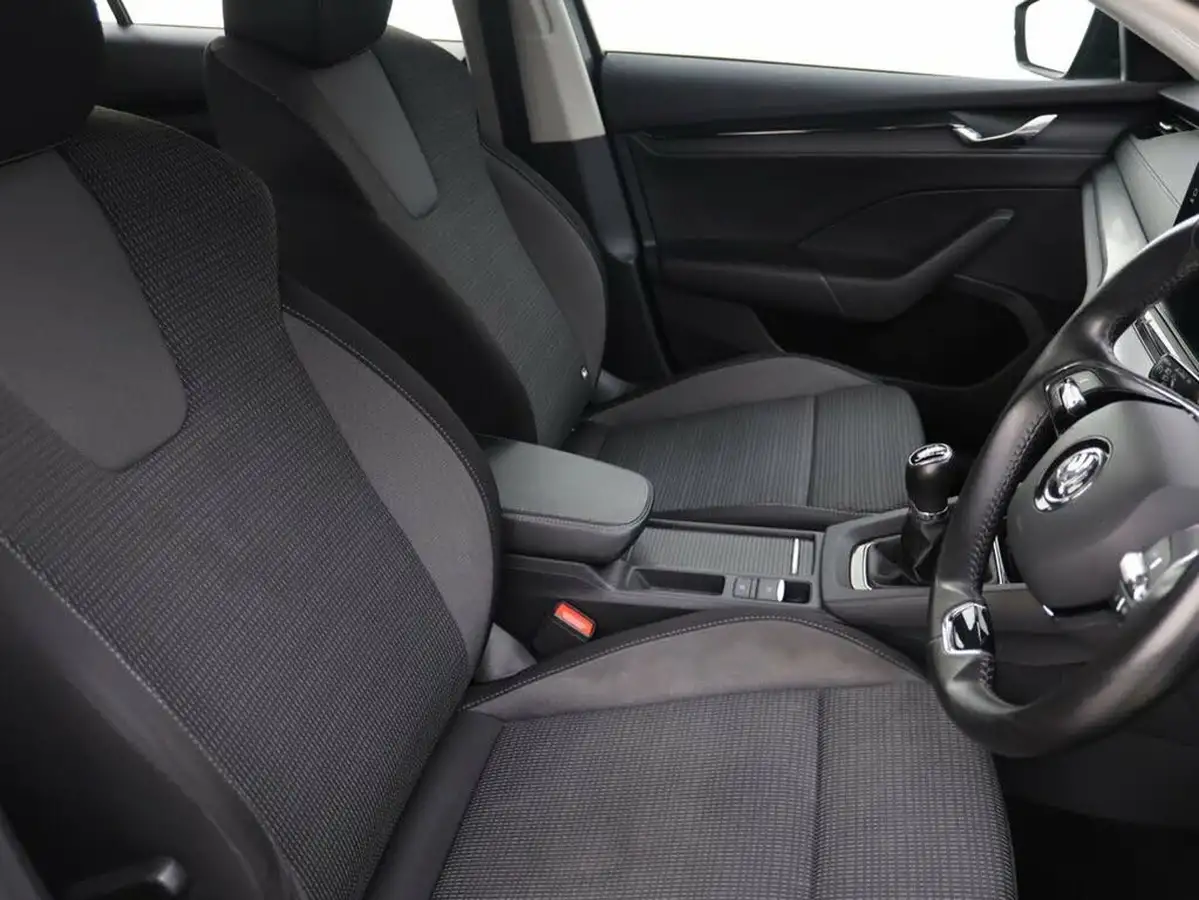 2021-skoda-octavia-20tdi-se-technology-115ps-scr-estate-big-11