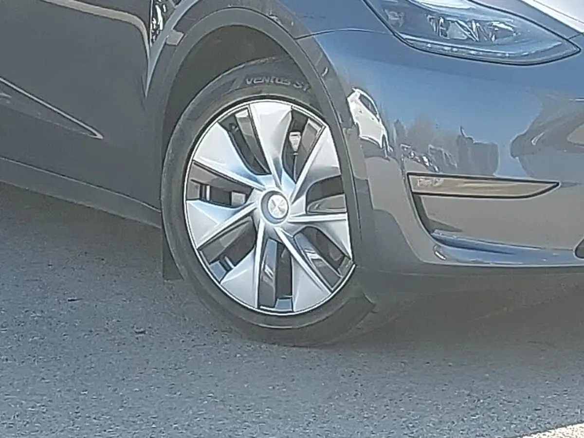 2022-tesla-model-y-e-long-range-big-8