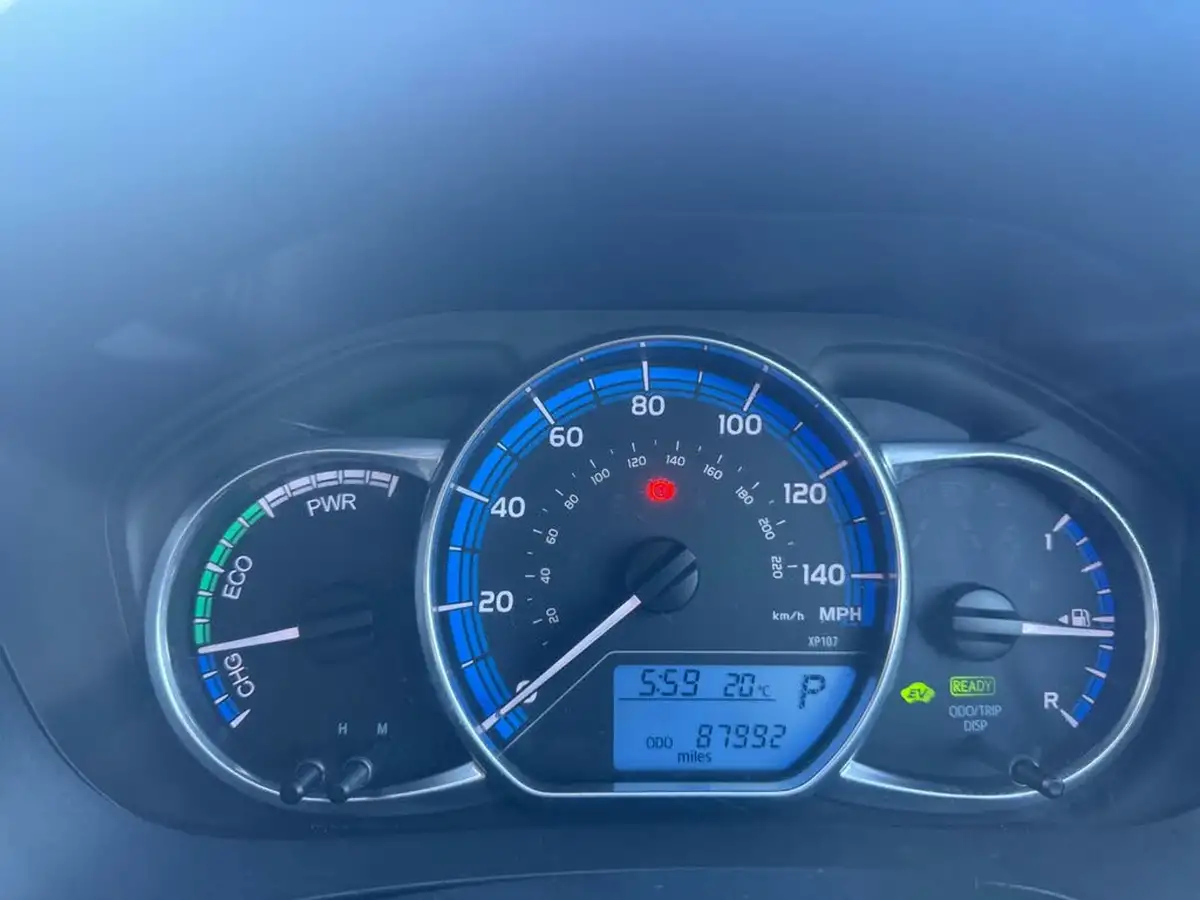 2016-toyota-yaris-15-vvt-i-design-bi-tone-hybrid-big-27