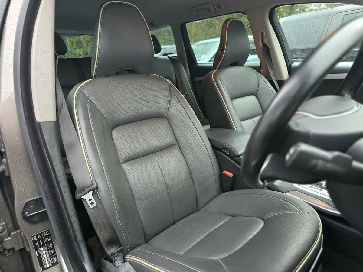 2011-volvo-xc70-30-t6-se-big-19