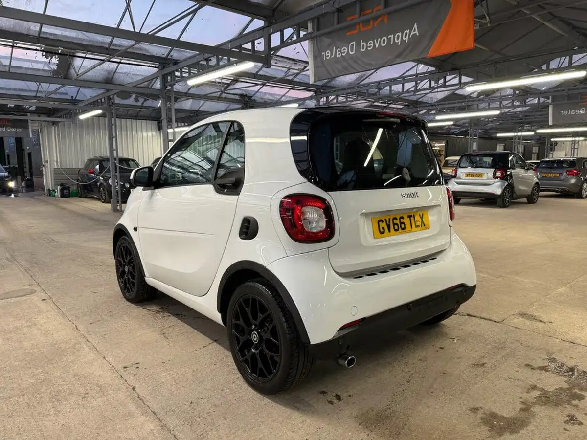 2017-smart-fortwo-09-edition-white-big-10