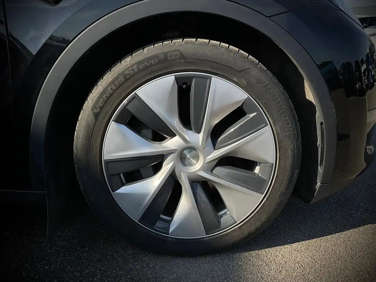 2022-tesla-model-y-e-long-range-big-40