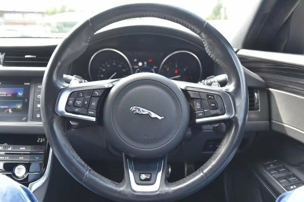 2018-jaguar-xf-30td-saloon-4d-big-21