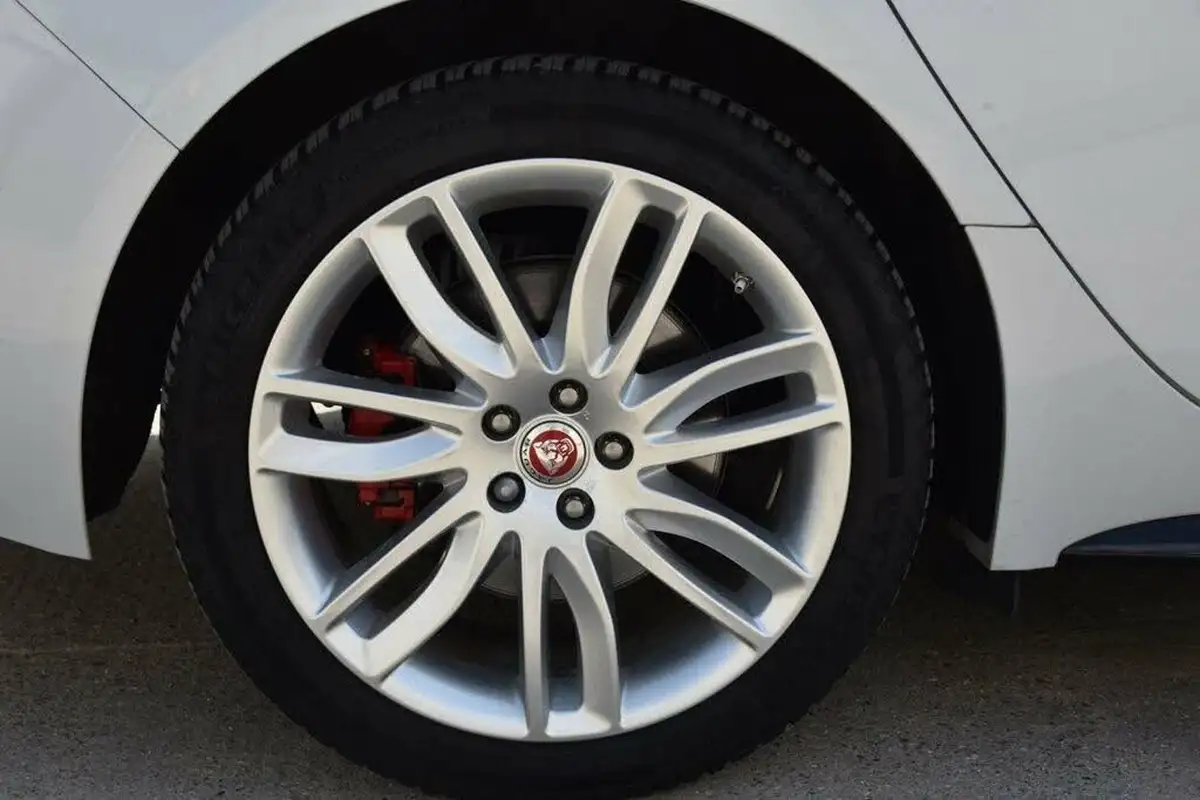 2018-jaguar-xf-30td-saloon-4d-big-45