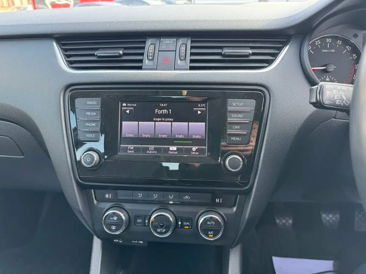 2014-skoda-octavia-20tdi-se-hatchback-big-14
