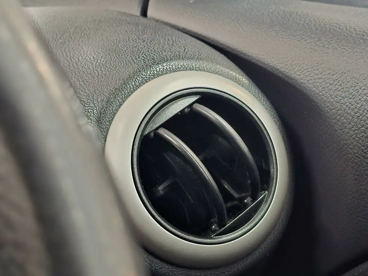 2012-nissan-note-14-n-tec-big-56