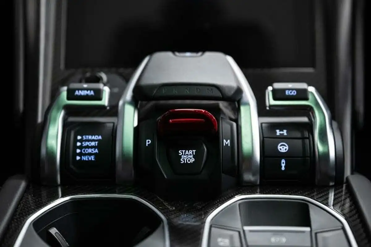 2022-lamborghini-urus-40-no-trim-big-11
