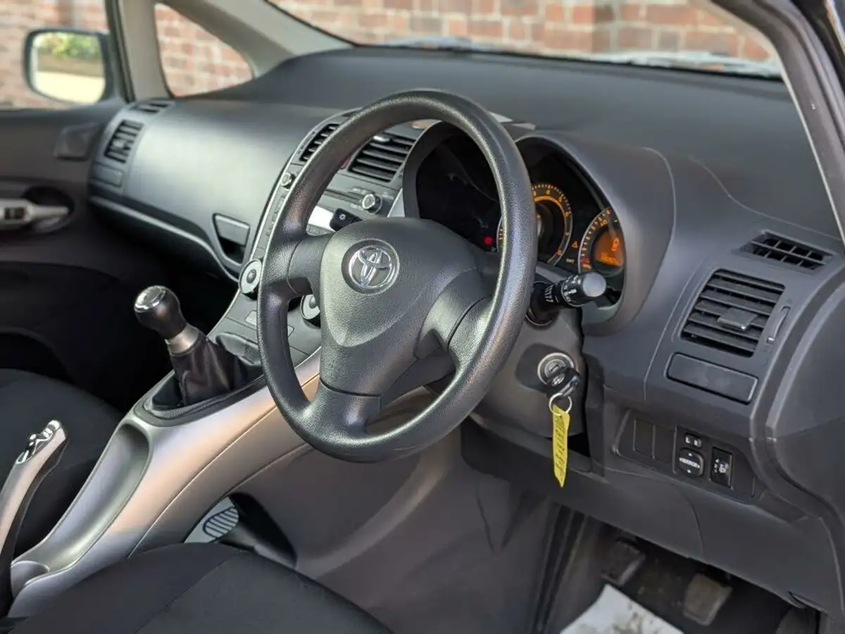 2008-toyota-auris-14-t2-5d-big-40