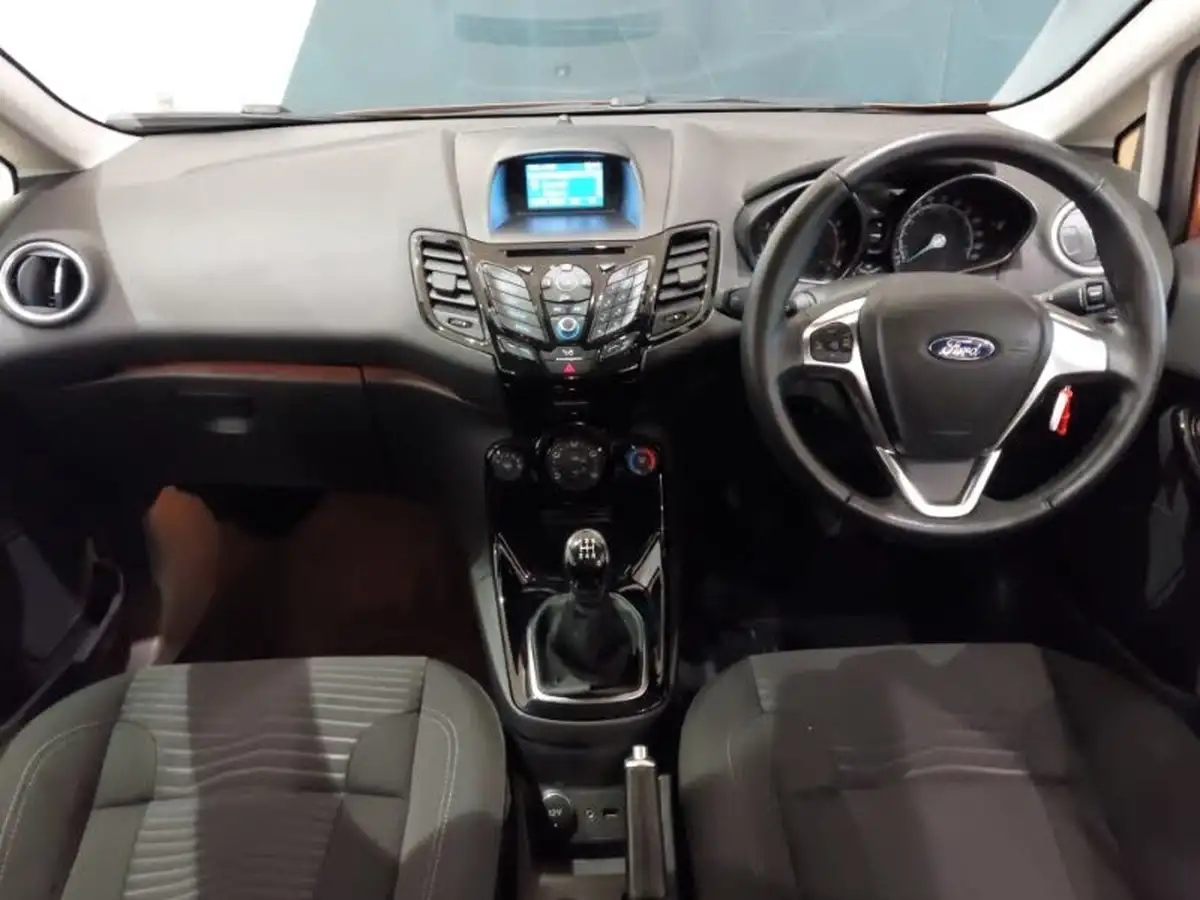 2015-ford-fiesta-125-zetec-5d-big-2